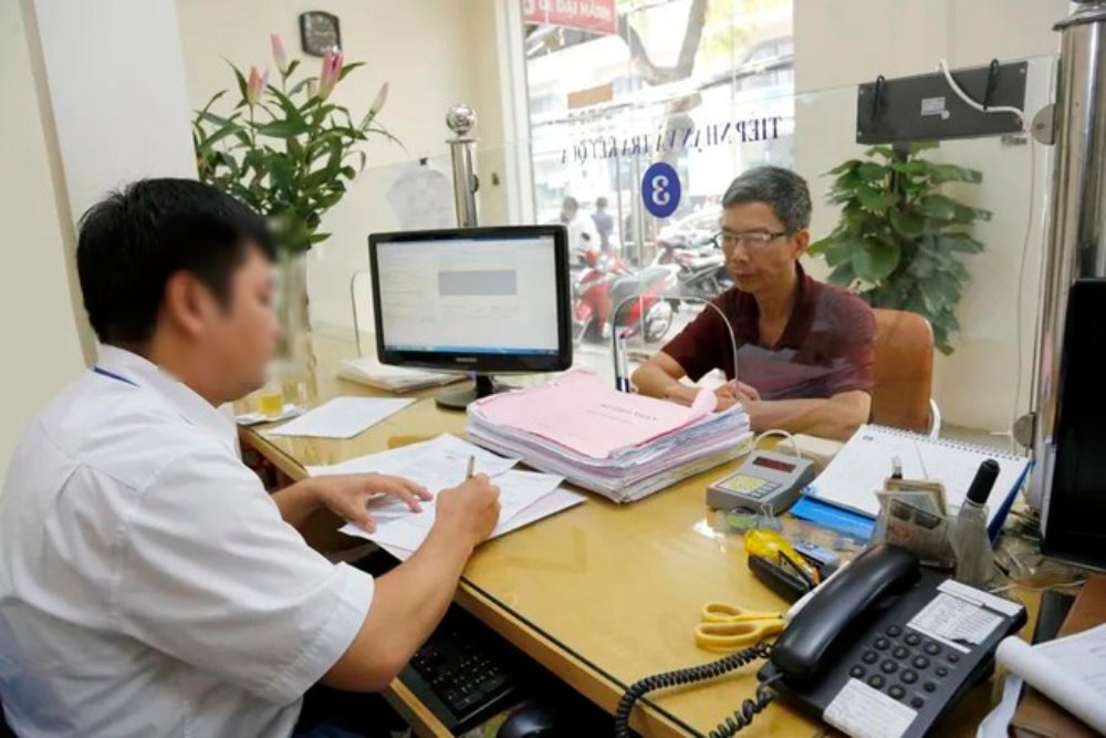 Issue new guidelines on commune-level civil servant standards after administrative unit arrangement. Photo: Hanoi.gov.vn