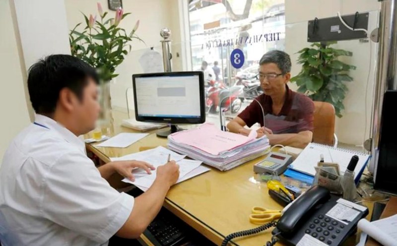 Issue new guidelines on commune-level civil servant standards after administrative unit arrangement. Photo: Hanoi.gov.vn