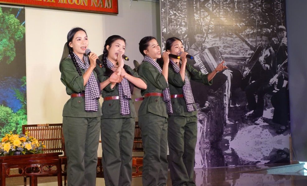 Los artistas contribuyeron al repertorio de canto en el lanzamiento de Doan Van Cong Liberation Book R. Foto: NHU Tuyen.