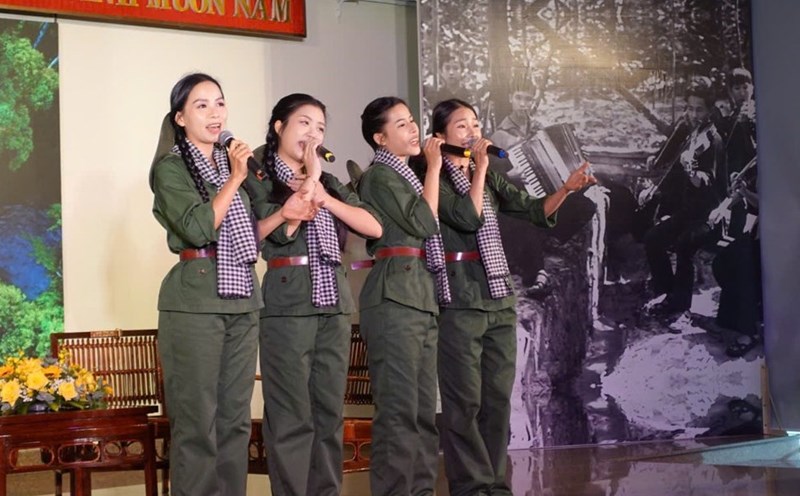 Artists contributed singing performances at the launch of the book Doan Van Cong Luoc R. Photo: Nhu Tuyen.