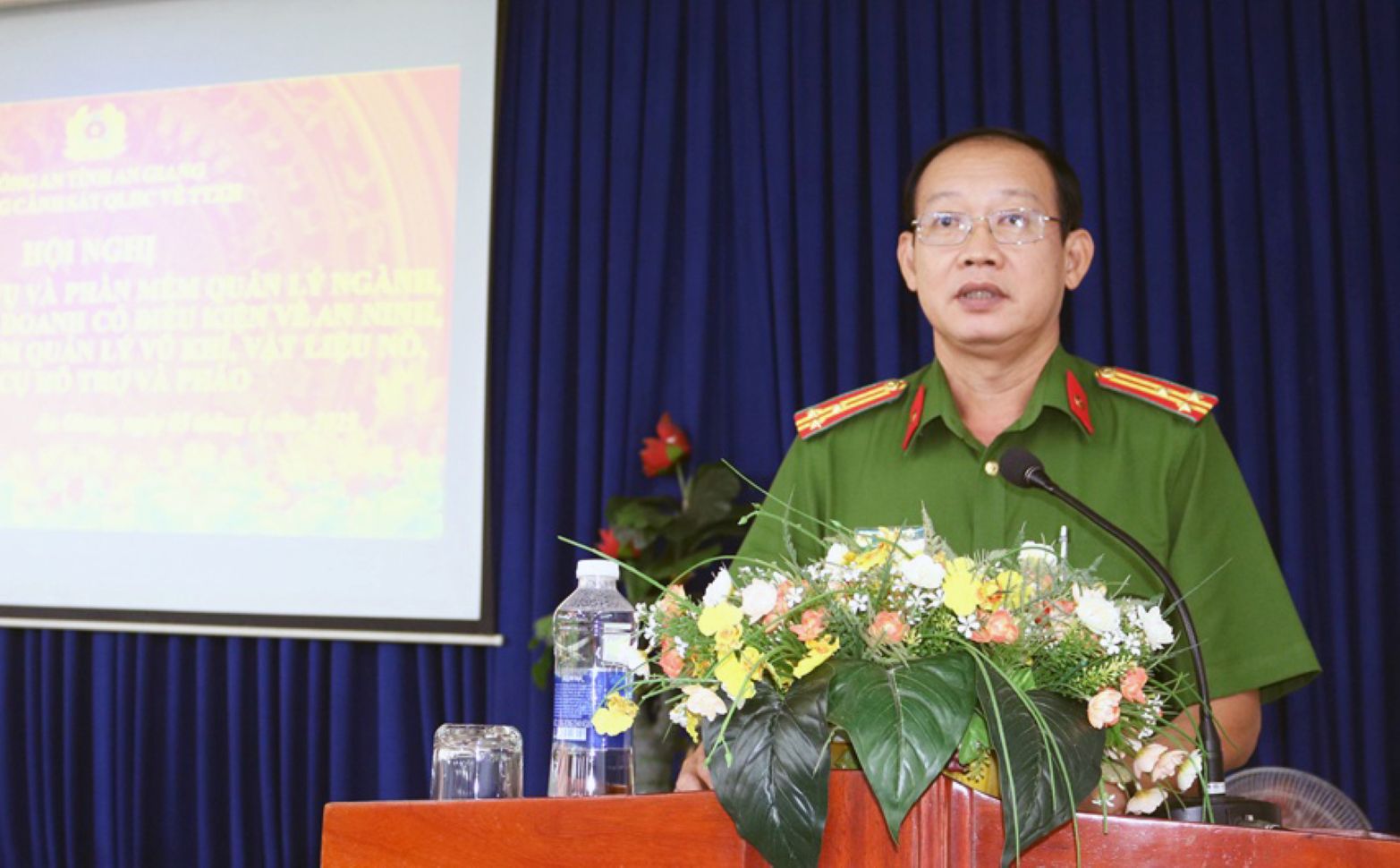 Thuong ta Dang Tan Dac - Truong phong Canh sat Quan ly hanh chinh ve trat tu xa hoi Cong an tinh An Giang phat bieu tai Hoi nghi tap huan nghiep vu. Anh: Nghiem Tuc