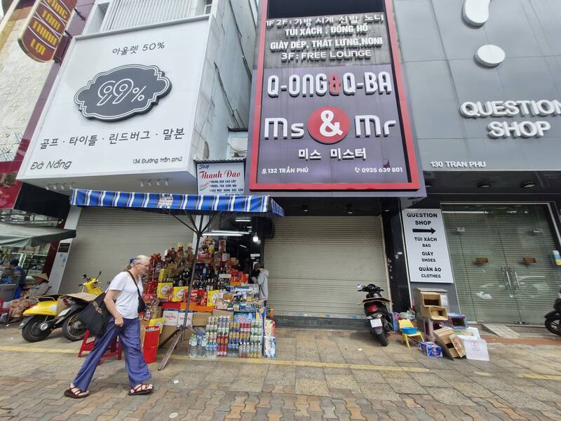 Muchas tiendas en la calle Tran Phu (distrito de Hai Chau, Da Nang) de repente cerraron y dejaron de hacer negocios. Foto: Thu Giang