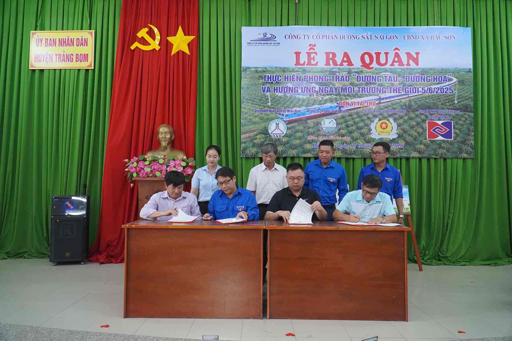 Cong ty co phan Duong sat Sai Gon va UBND xa Bac Son (huyen Trang Bom) va nha tai tro ky cam ket. Anh: HAC