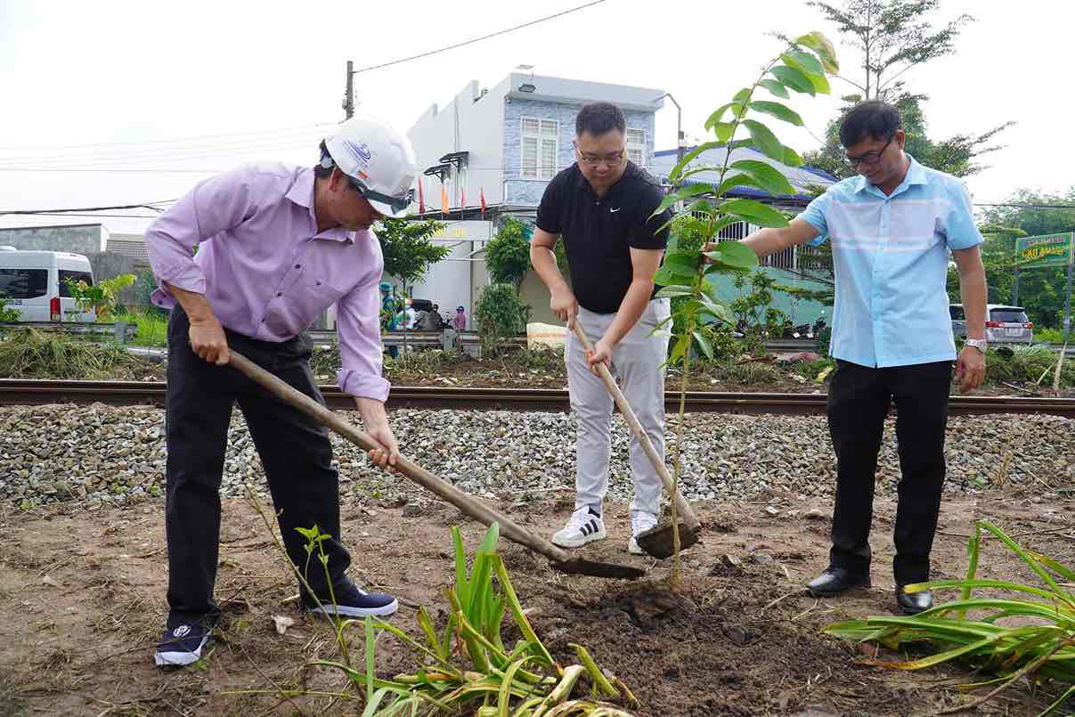 Công ty Cổ phần đường sắt Sài Gòn phối hợp các đơn vị, nhà tài trợ trồng 300 cây, tại xã Bắc Sơn, huyện Trảng Bom từ Km1681+500 – Km1682+500. Ảnh: HAC
