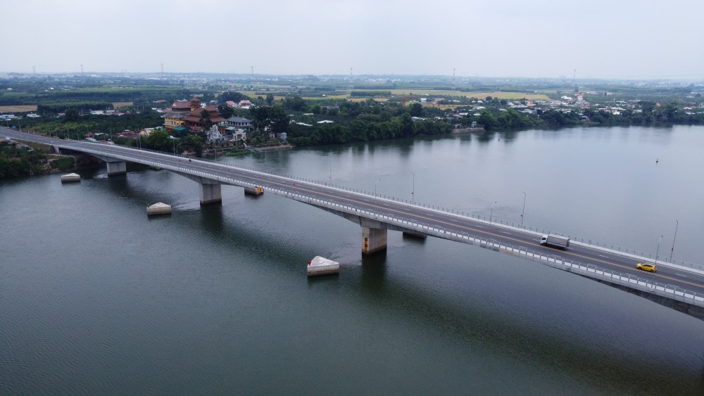 Nguoi dan tu Binh Phuoc co the di chuyen qua cay cau nay de sang Dong Nai. Anh: Dinh Trong