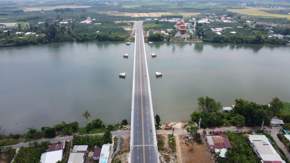 The bridge connects Binh Duong with Dong Nai province. Photo: Dinh Trong