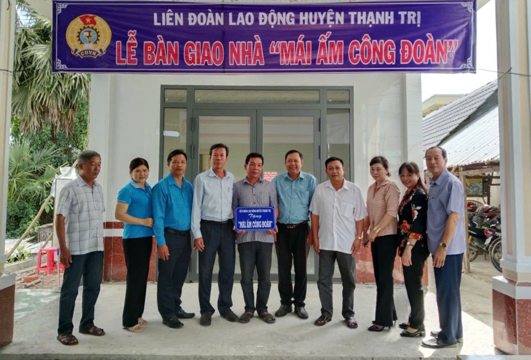 Lãnh đạo LĐLĐ tỉnh Sóc Trăng bàn giao nhà Mái ấm Công đoàn cho đoàn viên Lê Văn Hồng. Ảnh: LĐLĐ huyện Thạnh Trị