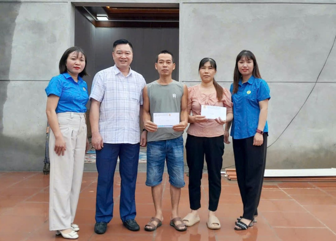 The Standing Committee of the Yen The District Labor Federation presented gifts to worker Lao Thi Hau. Photo: Yen The District Labor Federation
