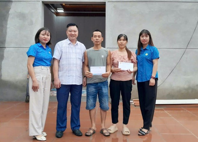 Trao quà cho công nhân lao động có hoàn cảnh khó khăn