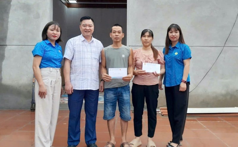 The Standing Committee of the Yen The District Labor Federation presented gifts to worker Lao Thi Hau. Photo: Yen The District Labor Federation