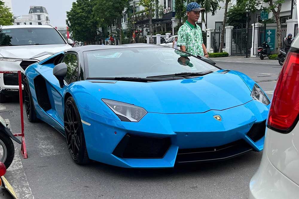 El superdeportivo Lamborghini Aventador Roadster aparece en la ciudad de Hai Phong. Foto: Revise el superdeportivo