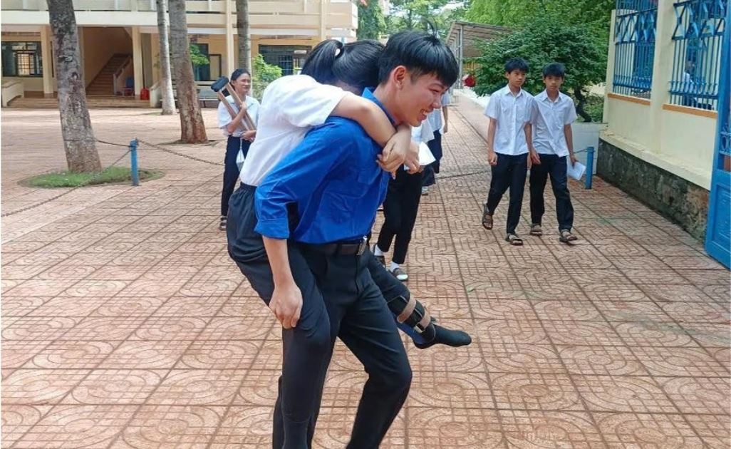 A member of the "Supporting the Competition Season" team in Dak Lak carried the contestants into the competition room on time. Photo: Bao Trung
