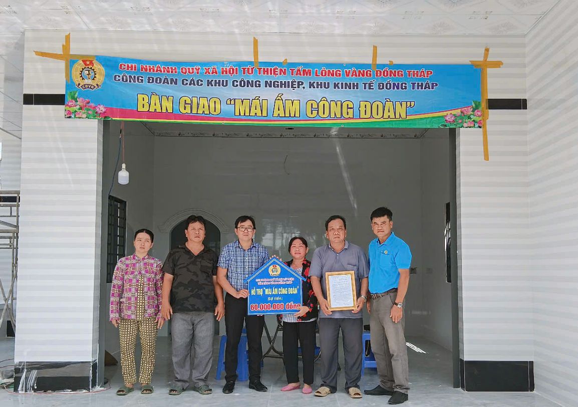 Công đoàn các khu công nghiệp, khu kinh tế Đồng Tháp bàn giao Mái ấm Công đoàn cho đoàn viên Nguyễn Văn Sanh. Ảnh: Thanh Nhàn