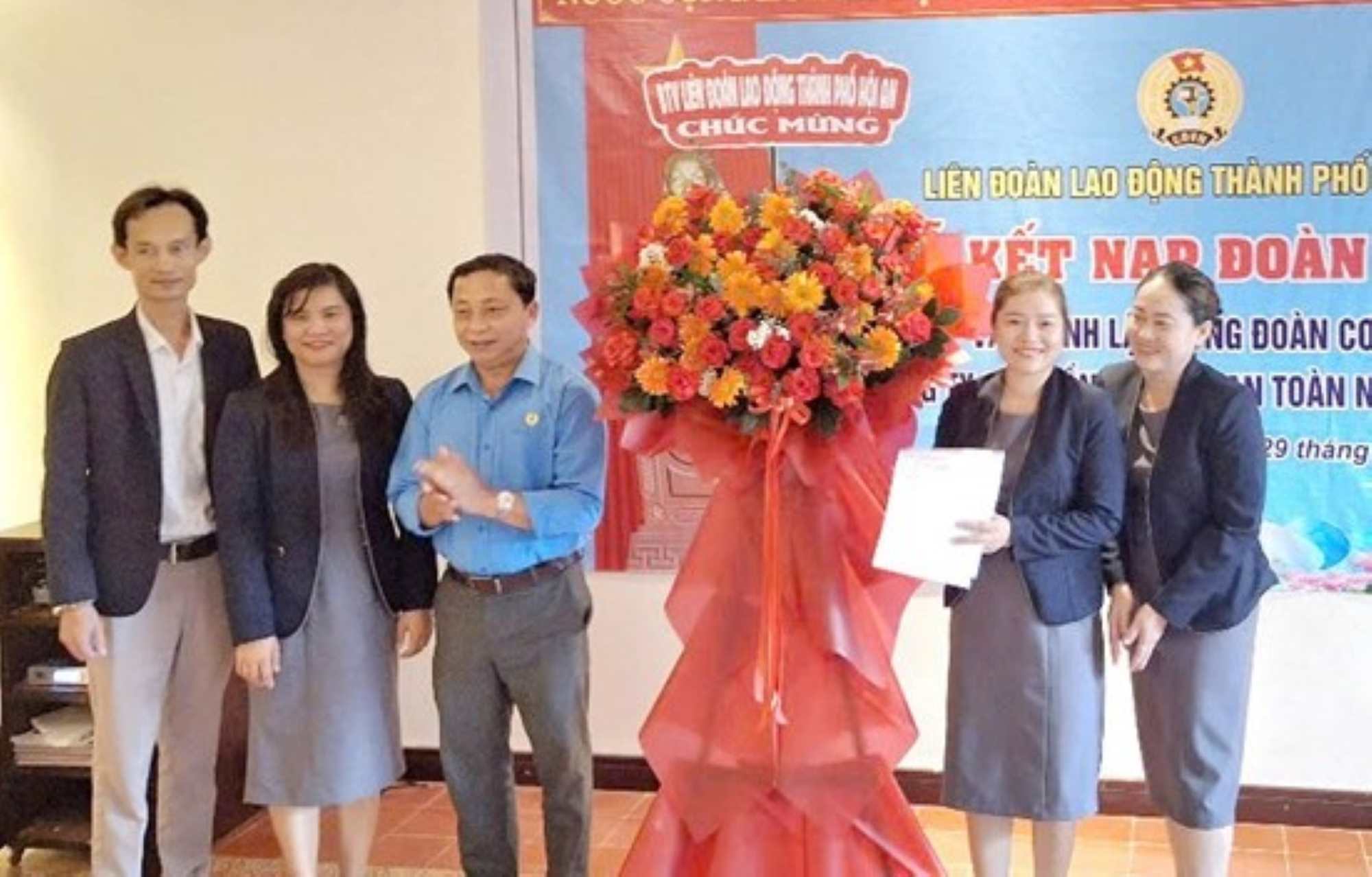 Leaders of Hoi An City Labor Federation presented the decision and presented flowers to congratulate the Trade Union. Photo: My An