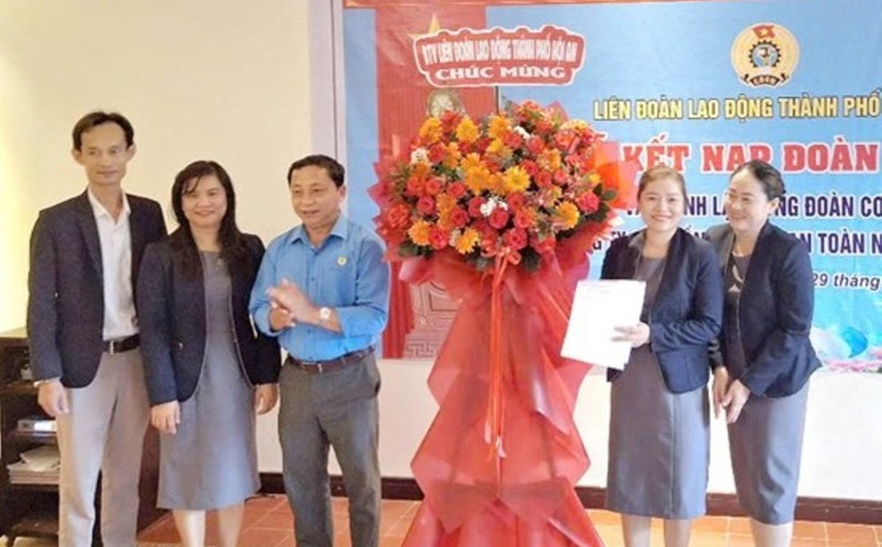 Leaders of Hoi An City Labor Federation presented the decision and presented flowers to congratulate the Trade Union. Photo: My An