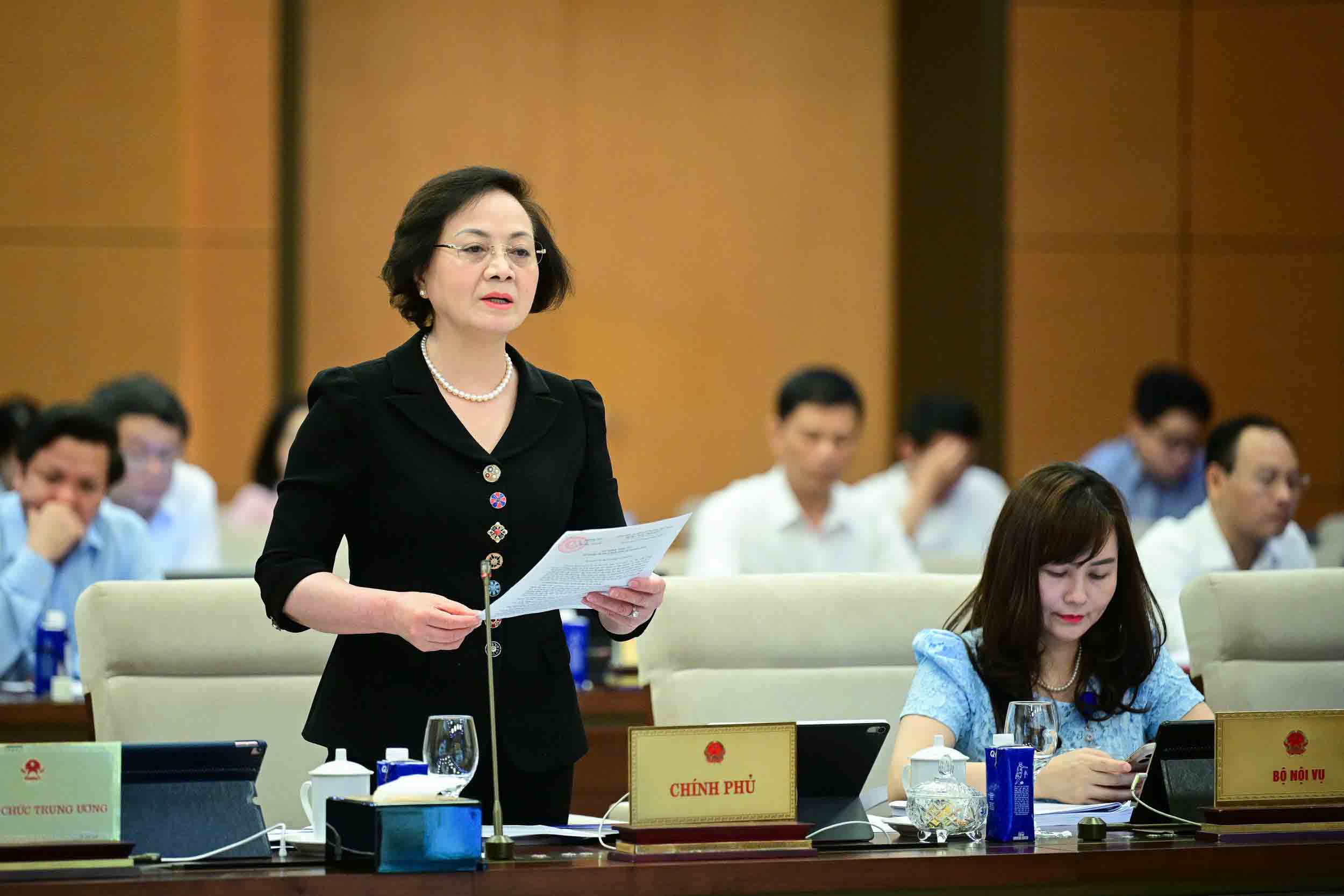 Minister of Home Affairs Pham Thi Thanh Tra reports a summary of the proposal on the arrangement of commune-level administrative units in 2025. Photo: Quochoi