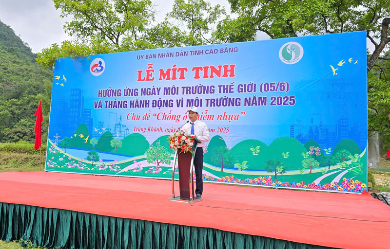 Ong Nguyen Manh Hung - Pho Giam doc So NNMT phat bieu khai mac le mit tinh. Anh: Tan Van
