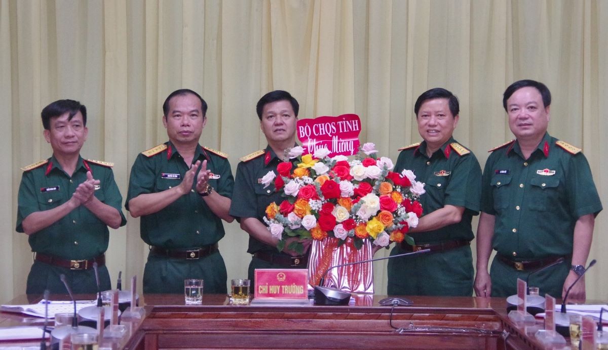 Colonel Nguyen Huu Dan (3rd, from left) received congratulatory flowers from the Quang Tri Provincial Military Command when he was appointed to the position of Deputy Chief of Staff of Military Region 4. Photo: Quang Tri Provincial Military Command
