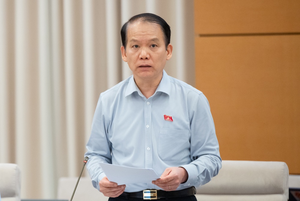 Chu nhiem Hoang Thanh Tung tham tra tai phien hop. Anh: Pham Dong