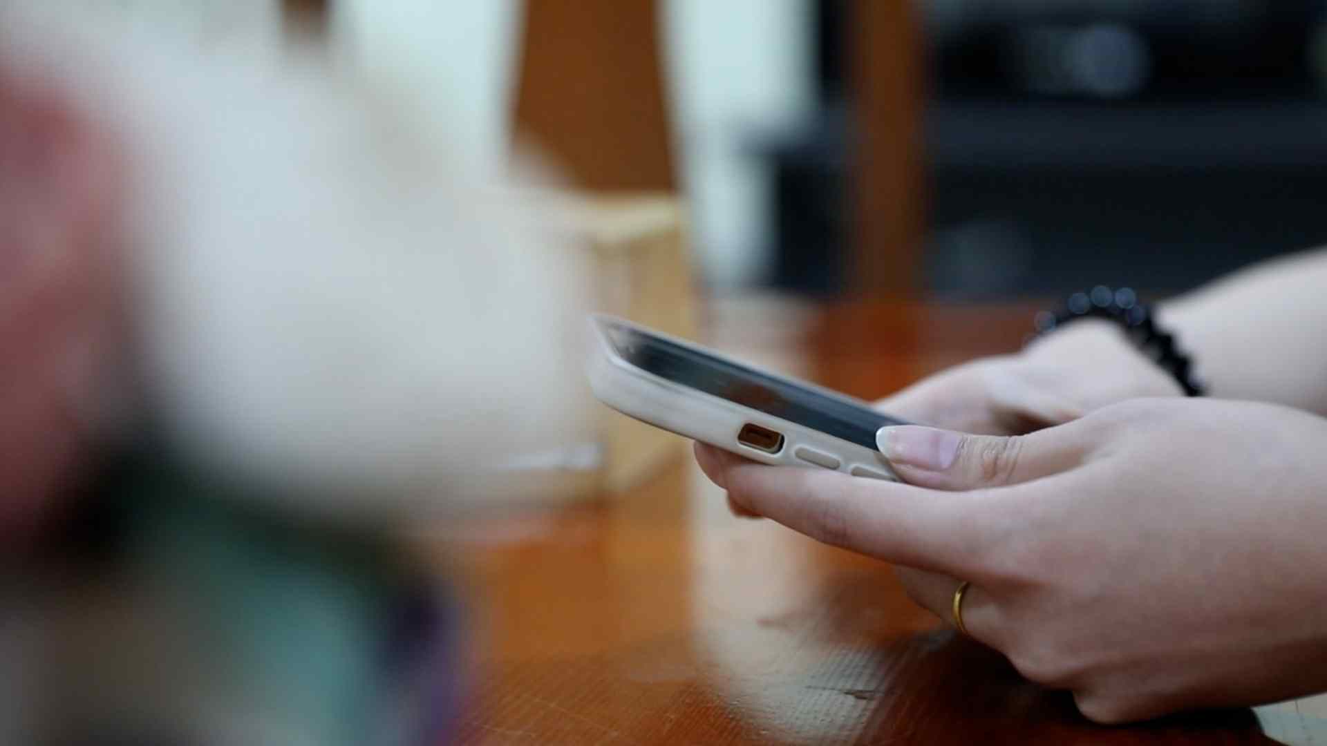 When breaking up, the hurt should not last long. Learning to end a relationship calmly and respectfully is a necessary journey to maturity. Photo: Huyen Trang