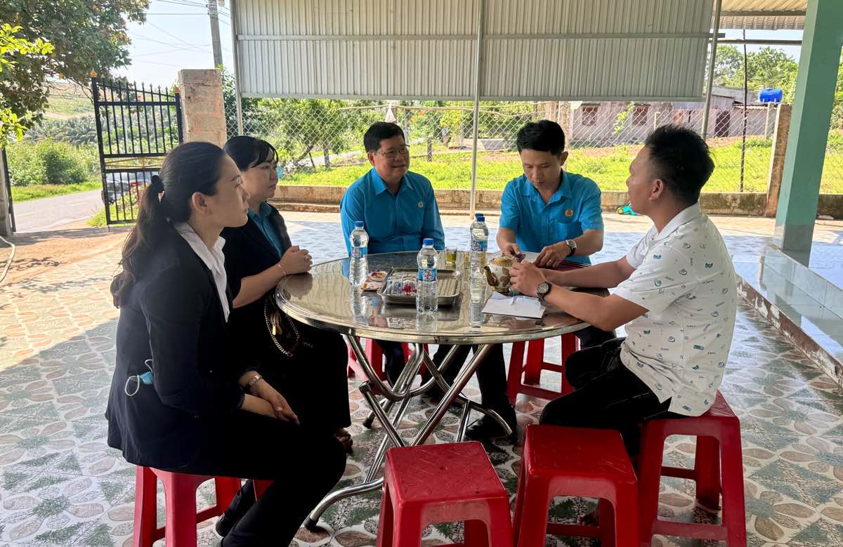 Doan cong tac LDLD tinh Binh Thuan tham, trao ho tro gia dinh nu cong nhan gap tai nan lao dong tu vong. Anh: Duy Tuan 