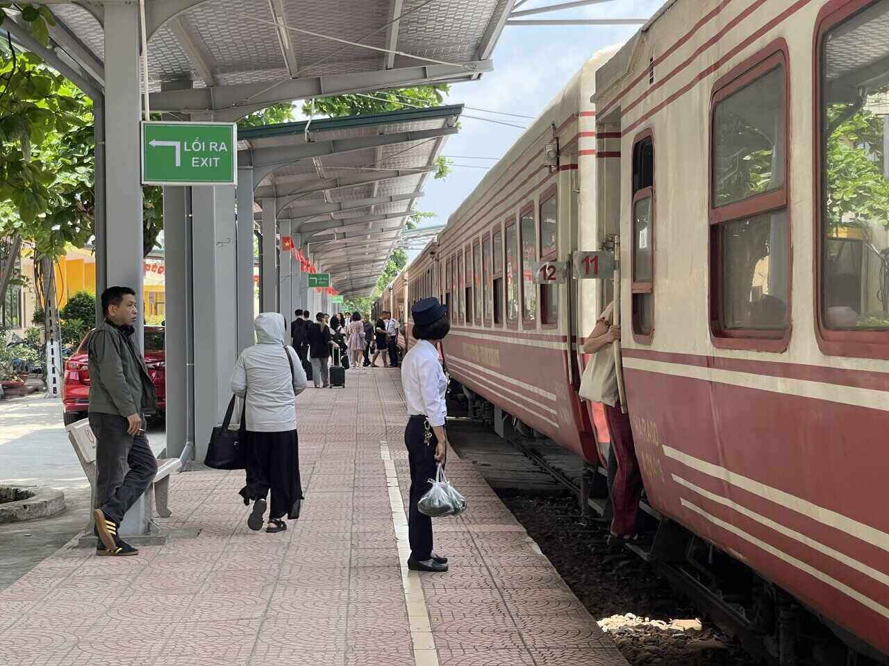 Despues de la fusion, el funcionario de Hai Duong propuso apoyar los viajes y la vivienda. Foto: Mai Huong