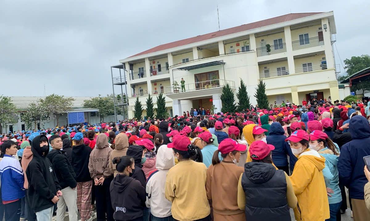On March 6, thousands of workers of Akalia Vietnam Shoes Co., Ltd. (in Nhu Thanh district, Thanh Hoa province) stopped working collectively. Photo: Minh Hoang