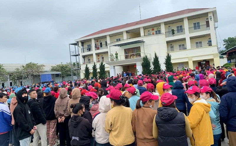 On March 6, thousands of workers of Akalia Vietnam Shoes Co., Ltd. (in Nhu Thanh district, Thanh Hoa province) stopped working collectively. Photo: Minh Hoang