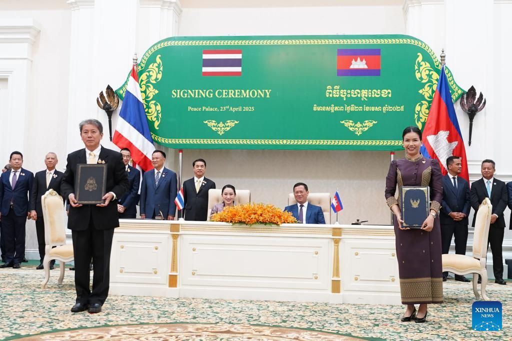 El primer ministro camboyano Hun Manet y el primer ministro tailandes Petongtongtarn Shinawatra fueron testigos de la ceremonia de firma de documentos de cooperacion bilateral en Phnom Penh, 23 de abril de 2025. Foto: Xinhua