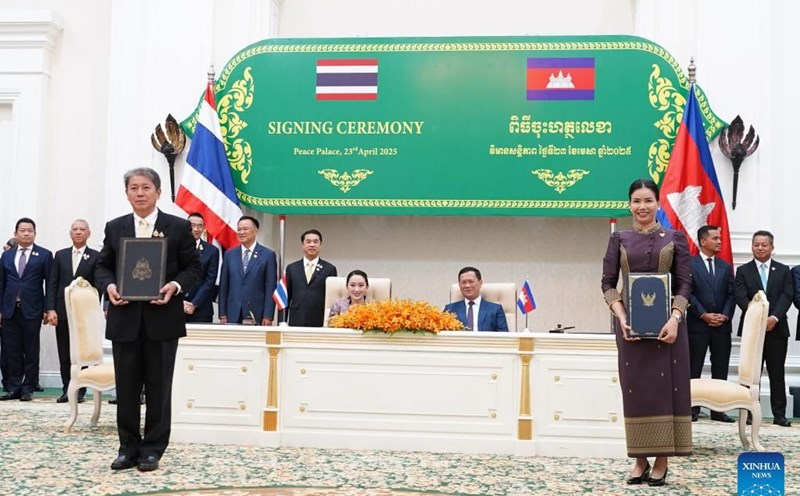 Cambodian Prime Minister Hun Manet and Thai Prime Minister Paetongtarn Shinawatra witness the signing of bilateral cooperation documents in Phnom Penh, on April 23, 2025. Photo: Xinhua