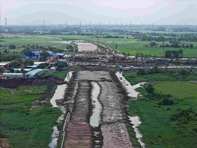 Doan Vanh dai 3 TPHCM qua huyen Cu Chi dang cho cat de gia tai nen dat yeu. Anh: Minh Quan