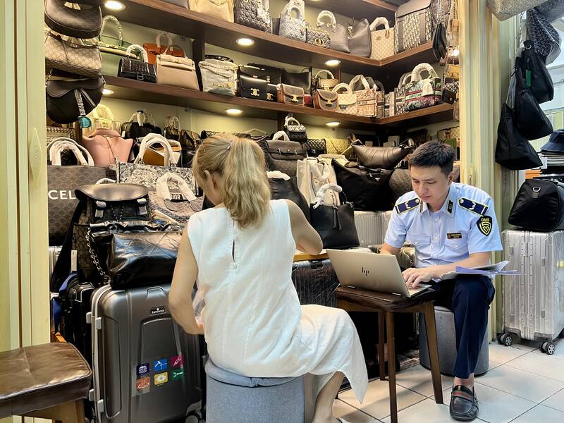 El departamento de gestion del mercado realiza inspeccion en los sitios comerciales en Saigon Square. Foto: Quyen Luu