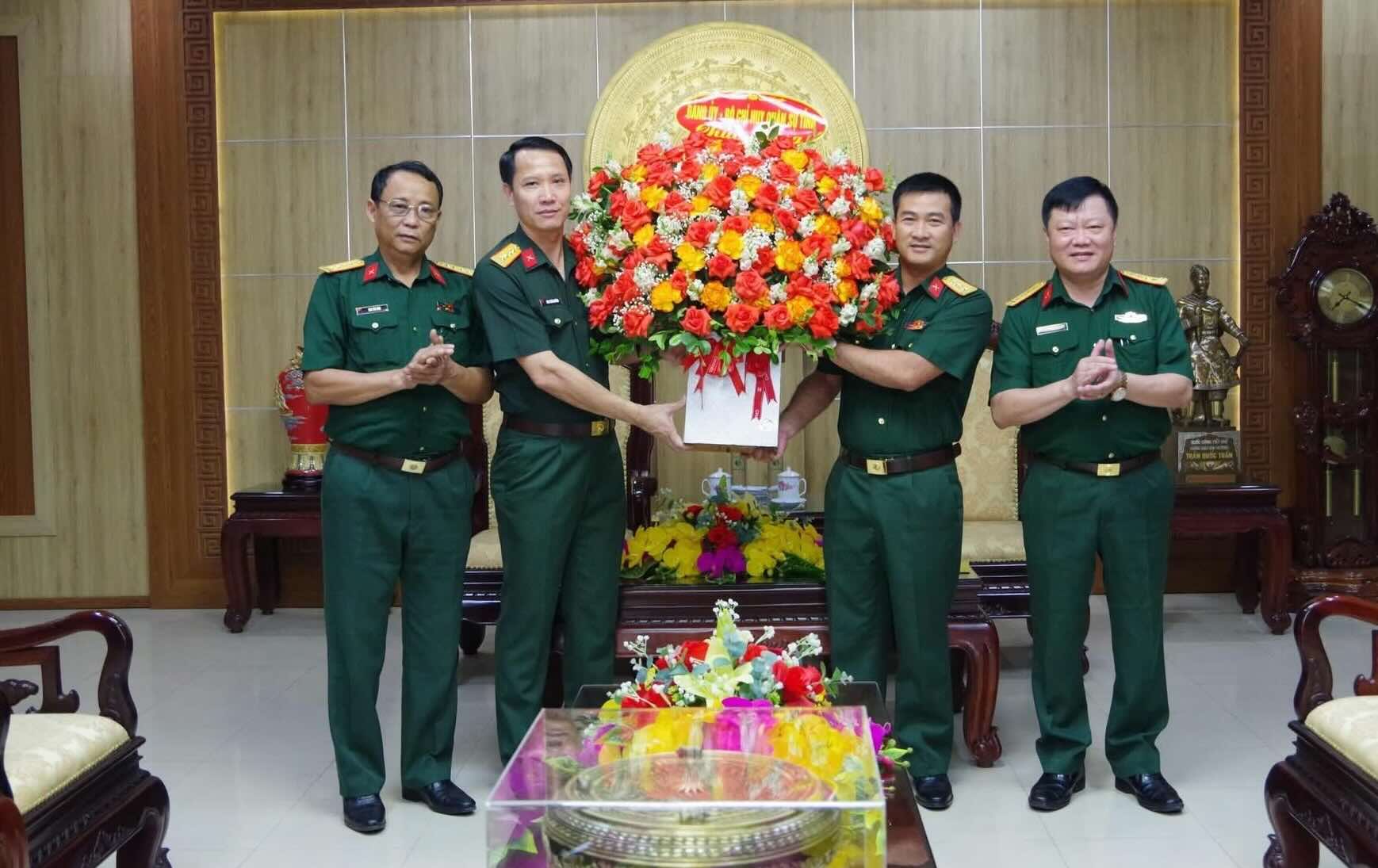 The Party Committee and Military Command of Quang Binh province congratulated Colonel Dinh Xuan Huong (2nd, from left) on his new assignment. Photo: Quang Binh Provincial Military Command