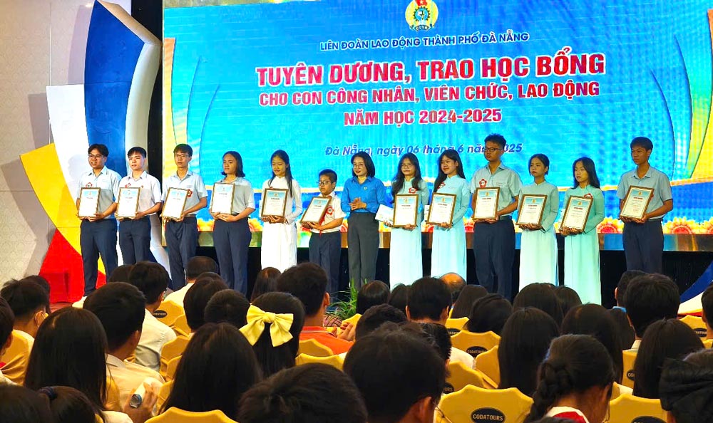 Da Nang City Labor Confederation ordena y recompensa a los niños, funcionarios y empleados para lograr excelentes logros en el año escolar 2024-2025. Foto: Tuong Minh