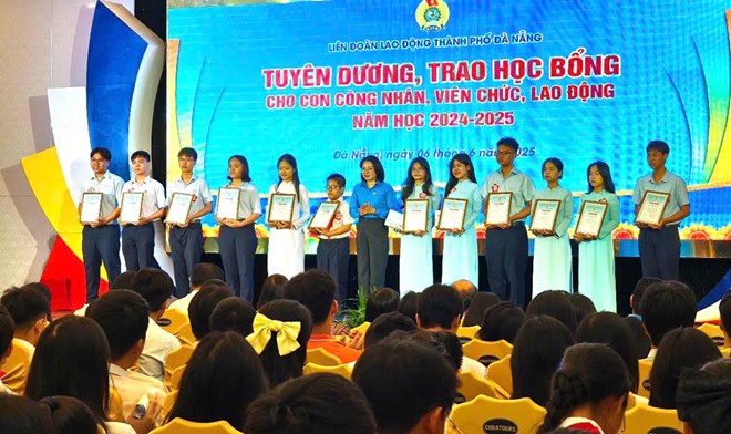 Công đoàn Đà Nẵng tuyên dương, khen thưởng học sinh là con công nhân viên chức lao động