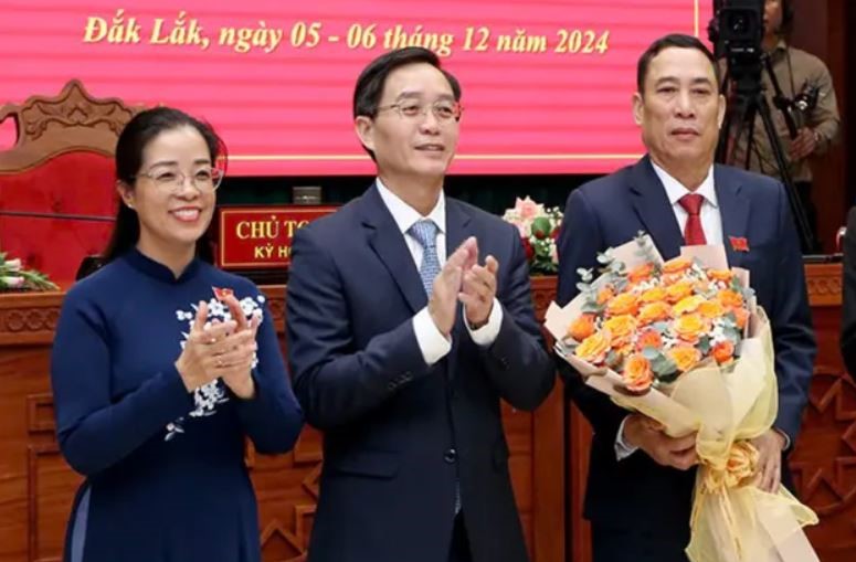 Mr. Vo Van Canh - Vice Chairman of the Dak Lak Provincial People's Council (the flower bearer) applied for early retirement. Photo: Tuan Hai