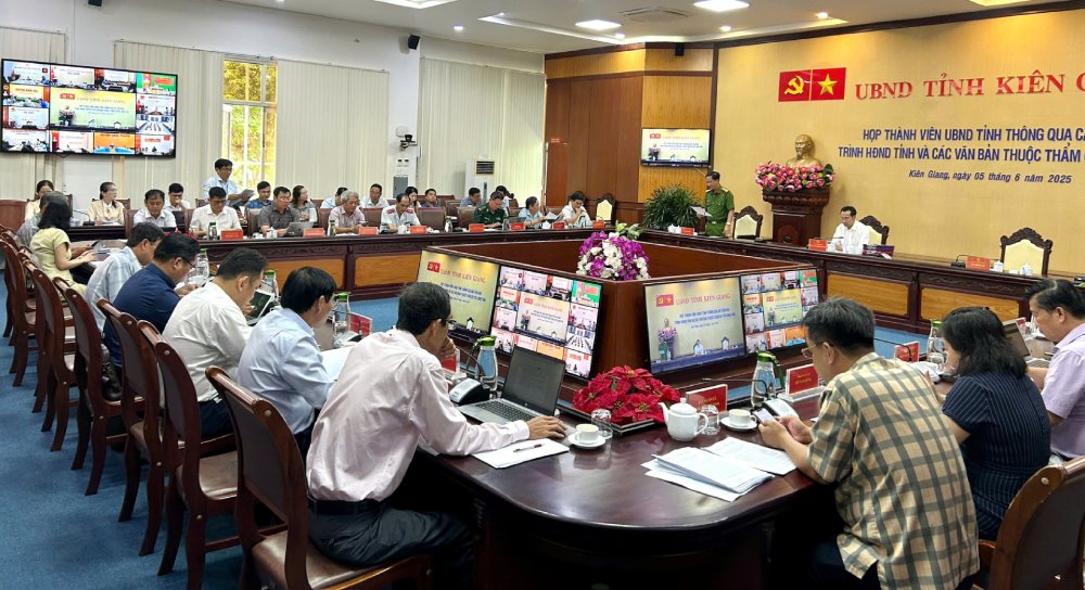 Los miembros del Comite Popular Provincial han aprobado el informe y han propuesto planes para organizar oficinas de trabajo, viviendas oficiales, vehiculos de agencias y unidades al organizar unidades administrativas a nivel provincial y de comuna y prepararse para operar la administracion de dos niveles. Foto: NGOC Mai