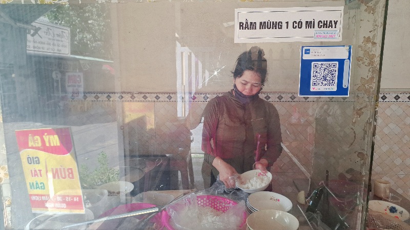 Mot quan an nho o Khu tro sinh vien Dai hoc Quang Nam nhan thanh toan chuyen khoan nhieu nam qua, vi tinh tien loi. Anh: Hoang Bin