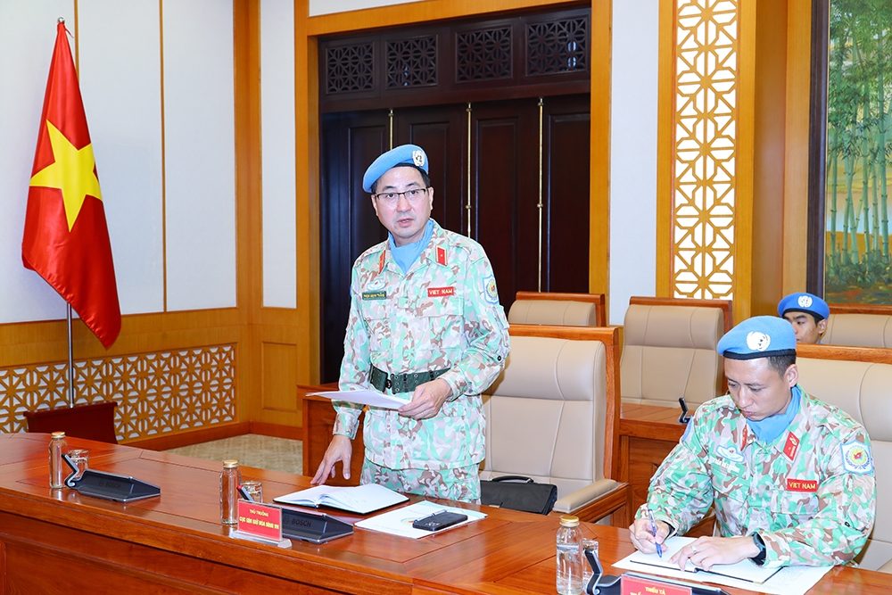 Thieu tuong Pham Manh Thang - Cuc truong Cuc gin giu hoa binh - bao cao tai buoi le. Anh: Bo Quoc phong