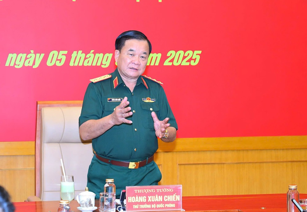 Thuong tuong Hoan Xuan Chien - Thu truong Bo Quoc phong - phat bieu tai buoi le. Anh: Bo Quoc phong