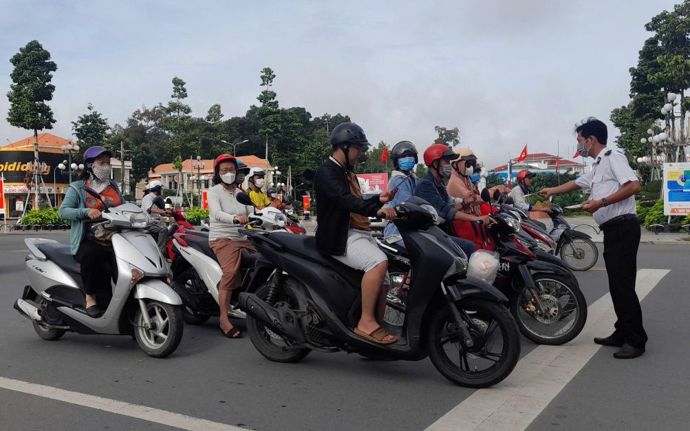 Luc luong thu y tinh Soc Trang phat to roi huong dan nguoi dan phong, chong dich benh nhiem khuan lien cau lon. Anh: So NNMT tinh Soc Trang
