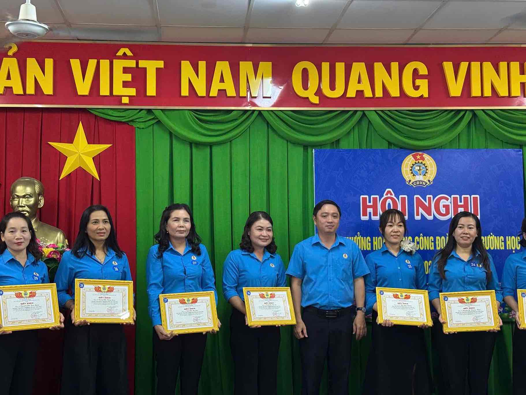 Xuan Loc District Labor Federation commends collectives and individuals of school trade unions in the area. Photo: Xuan Loc Labor Union