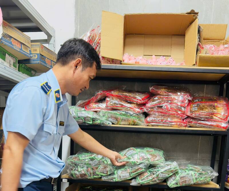 Los bienes son de origen desconocido, origen, sin garantizar la seguridad alimentaria segun lo prescrito. Foto: Departamento de gestion del mercado de la ciudad de Ho Chi Minh proporcionada