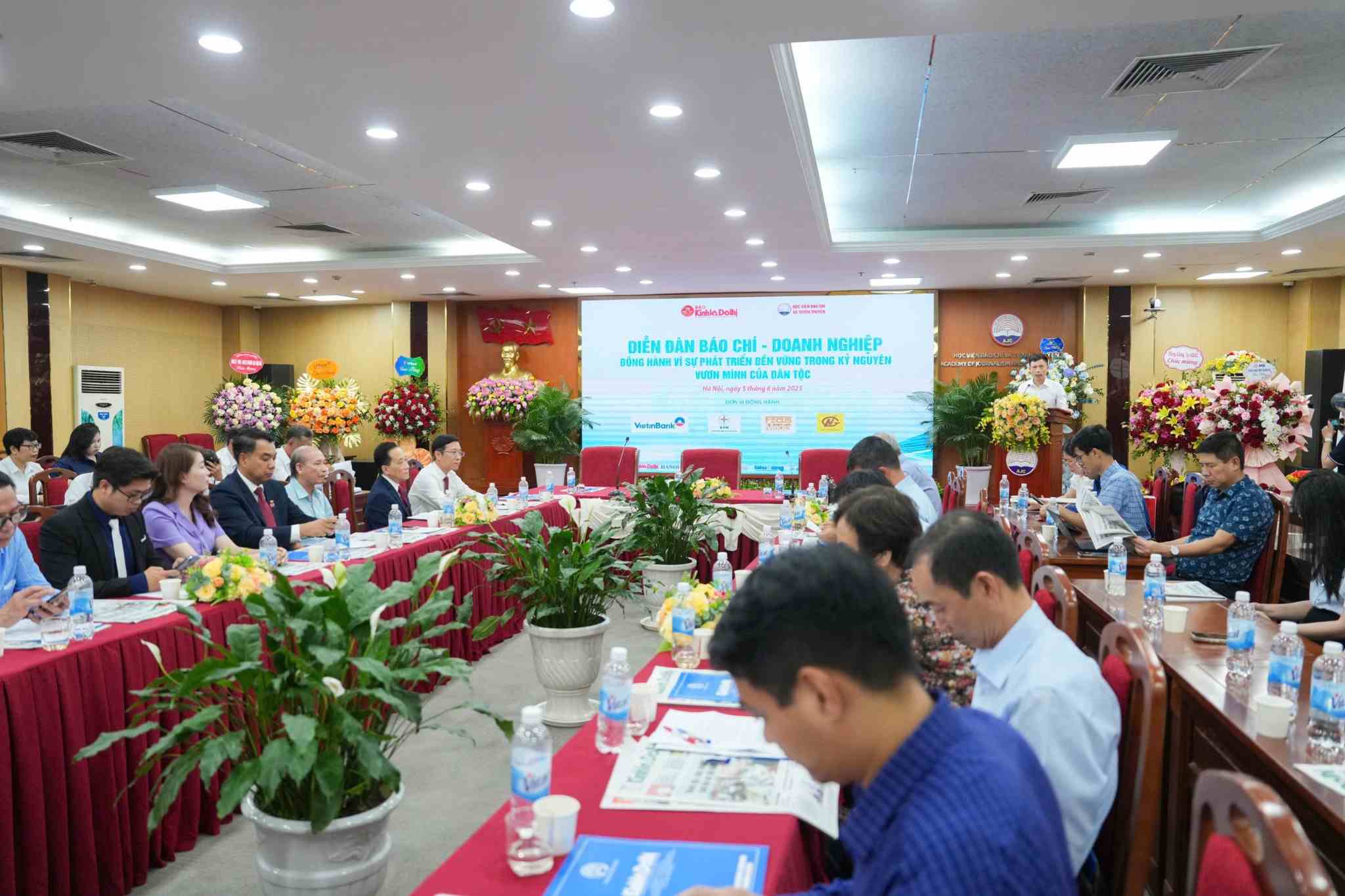 Forum " Press accompanies businesses for sustainable development in the era of national growth". Photo: Organizing Committee