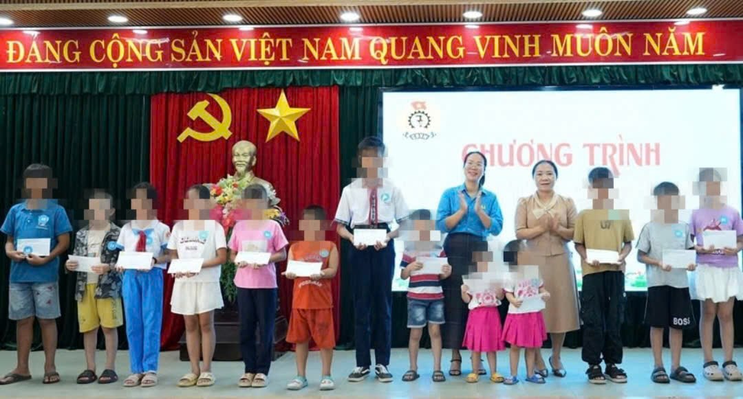Leaders of Huong Tra Town Labor Federation presented gifts to union members' children. Photo: Han Dang.