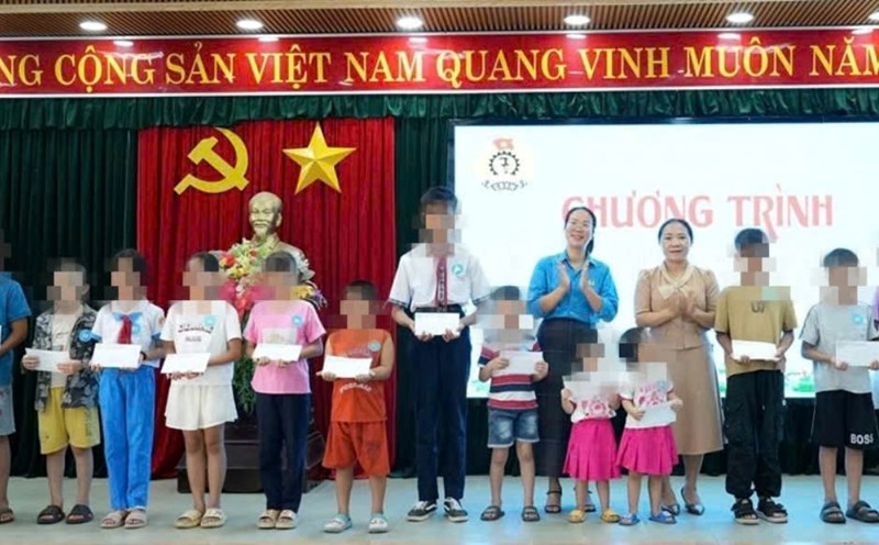 Leaders of Huong Tra Town Labor Federation presented gifts to union members' children. Photo: Han Dang.