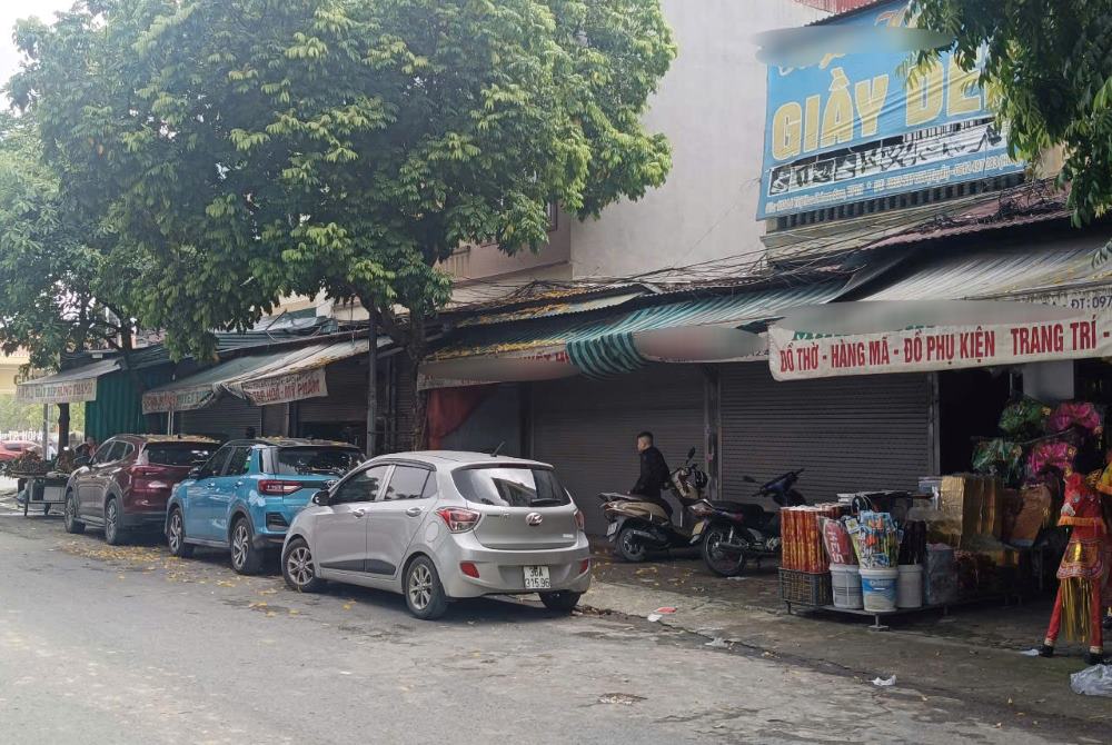 Các ki-ốt buôn bán thời trang, giày dép ở khu vực chợ Vườn Hoa, TP Thanh Hóa đóng cửa. Ảnh: Quách Du
