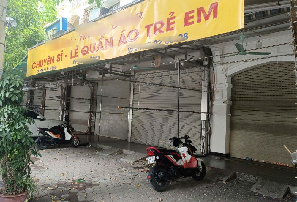 Hàng loạt cửa hàng thời trang trên đường Lê Hữu Lập, TP Thanh Hóa trong tình trạng “cửa đóng then cài“. Ảnh: Quách Du