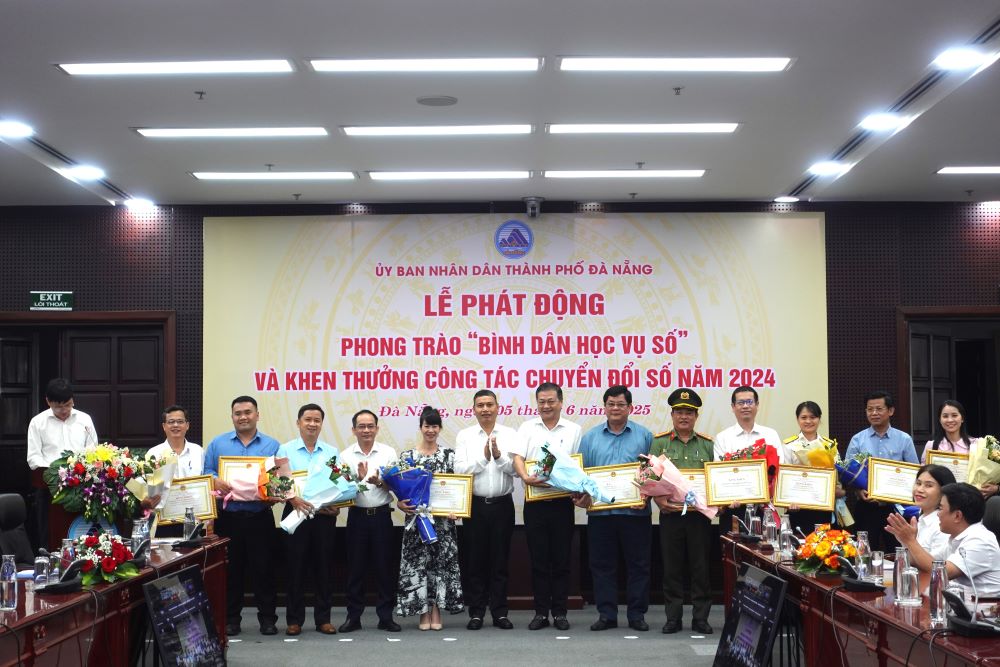 Trao thuong cho cac don vi co xep hang chuyen doi so tot nam 2024. Anh: Tran Thi