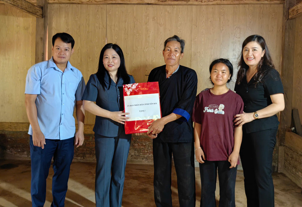Ba Vu Thi Hien Hanh - Pho Chu tich UBND tinh Yen Bai tham va tang qua cac ho ngheo tai xa Lao Chai, huyen Mu Cang Chai hoan thanh xoa nha dot nat. Anh: Hoai Thu